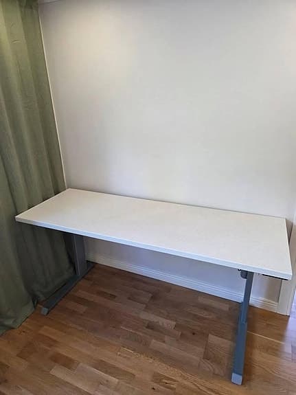 Elektriskt höj- och sänkbart skrivbord