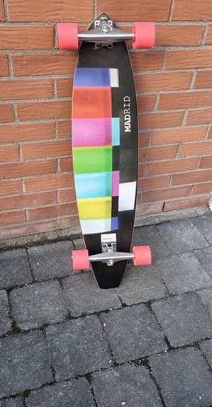 Madrid longboard med färggrafik
