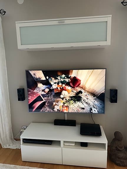 Vägghängd vitrin/förvaringskåp