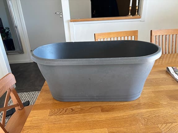 Grå självvattnande krukor och balkonglåda