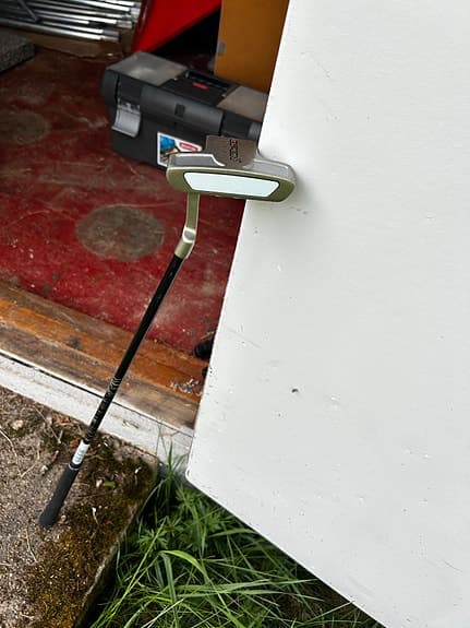 Golfputter open vit och grå