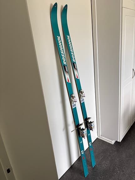 Rossignol slalomskidor turkos/vita med bindningar