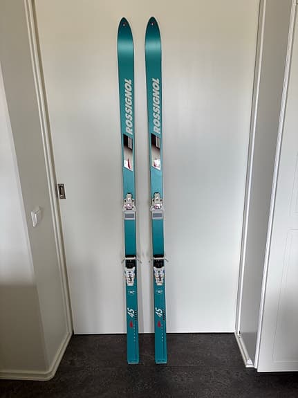 Rossignol slalomskidor turkos/vita med bindningar