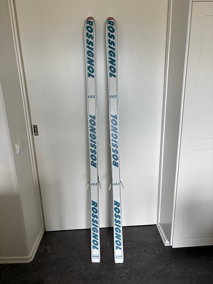 Rossignol slalomskidor turkos/vita med bindningar