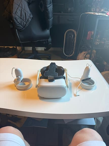 VR‑headset med handkontroller och extra batteri