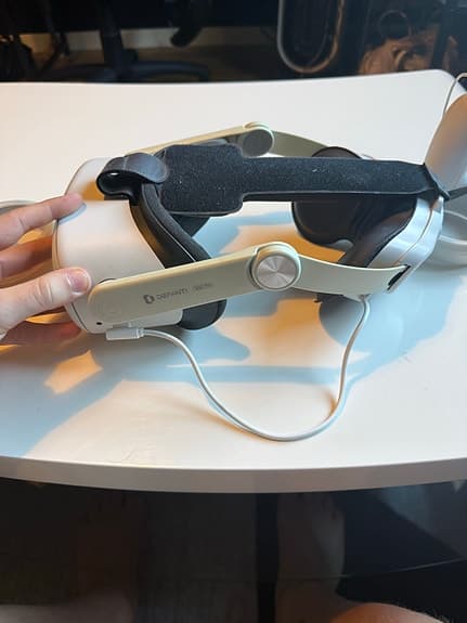VR‑headset med handkontroller och extra batteri