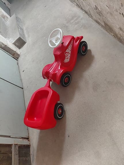 BRIO Bobby Car röd med släp