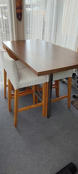 Barstolar och barbord med finurlig förvaring