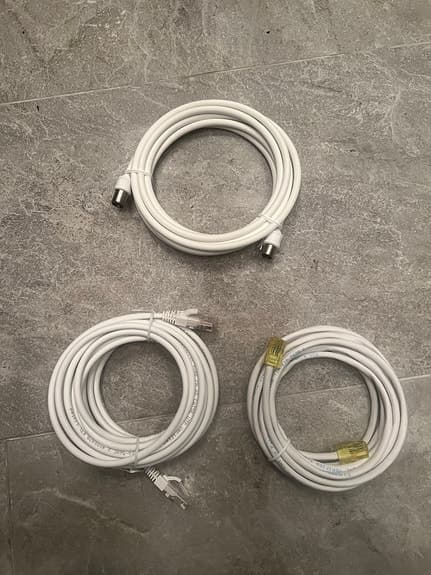 Nätverkskabel x2 och antennkabel