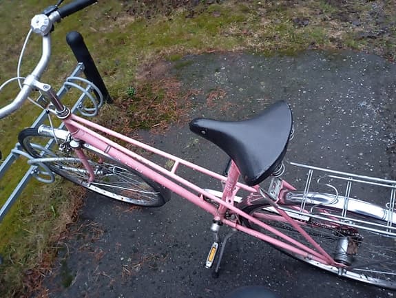 Rosa damcykel i fint skick, tre växlar samt fot- och handbroms