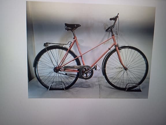 Rosa damcykel i fint skick, tre växlar samt fot- och handbroms