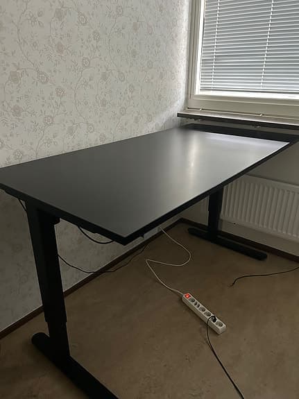 Höj- och sänkbart skrivbord SVANEKE 70x140 svart