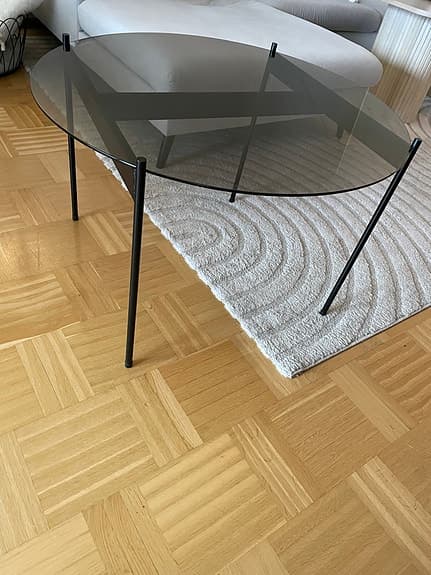 Runt svart soffbord i glas