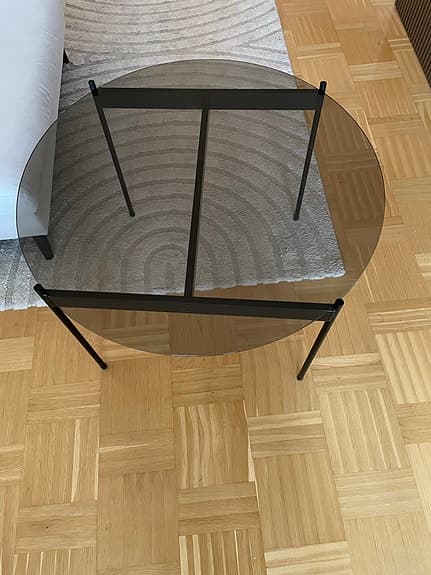 Runt svart soffbord i glas