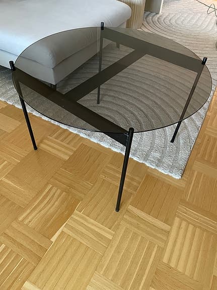 Runt svart soffbord i glas