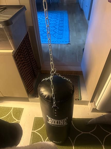 Boxing boxningssäck med handskar svart