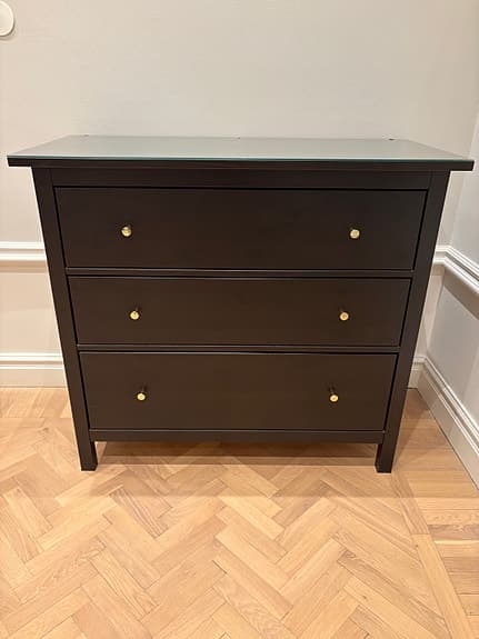 Svart/mörkbrun  Hemnes byrå