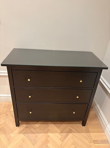 Svart/mörkbrun  Hemnes byrå
