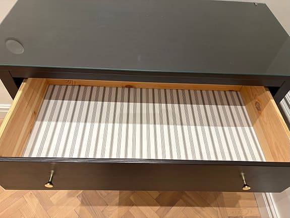 Svart/mörkbrun  Hemnes byrå