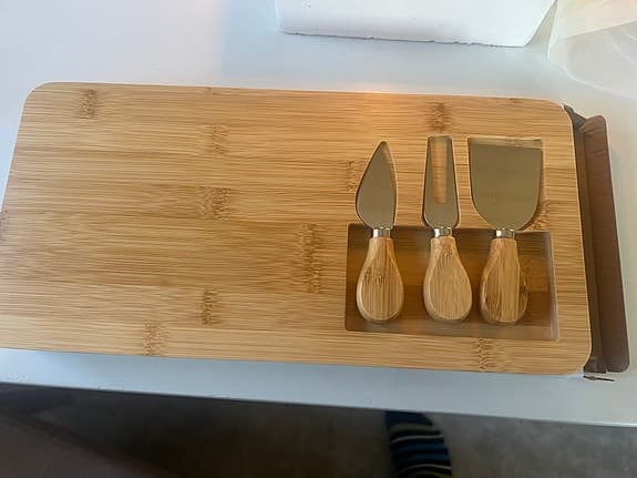 Ostbricka i bambu med ostknivar