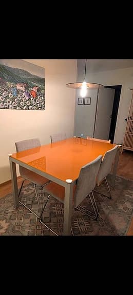 Matbord med orange härdat glas top.