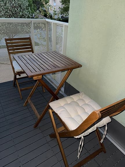 Trädgårdsbord och stolar i trä med dynor