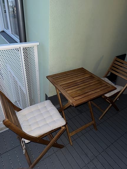 Trädgårdsbord och stolar i trä med dynor
