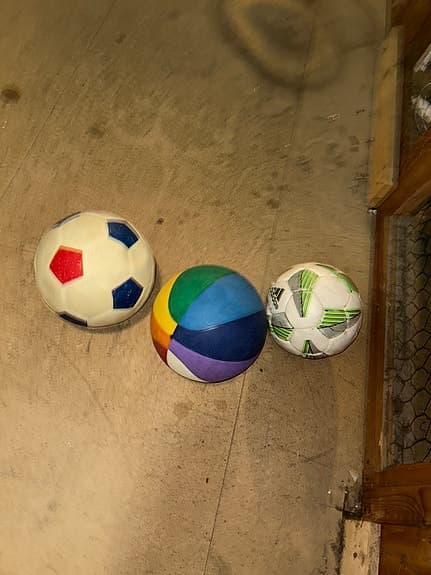 3 fotbollar i olika färger 3st för 100kr