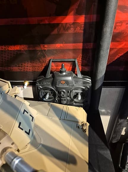 Torro M1A2 Abrams radiostyrd stridsvagn sandfärgad