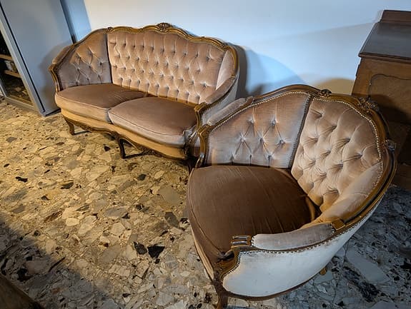 Soffa och fåtölj i äldre stil
