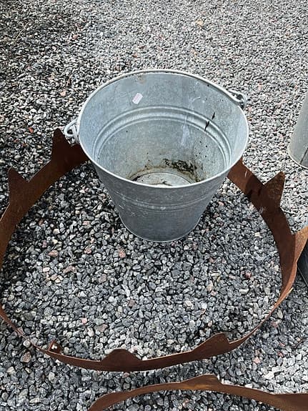 Zinkhinkar och rostiga rabattkanter trädgård