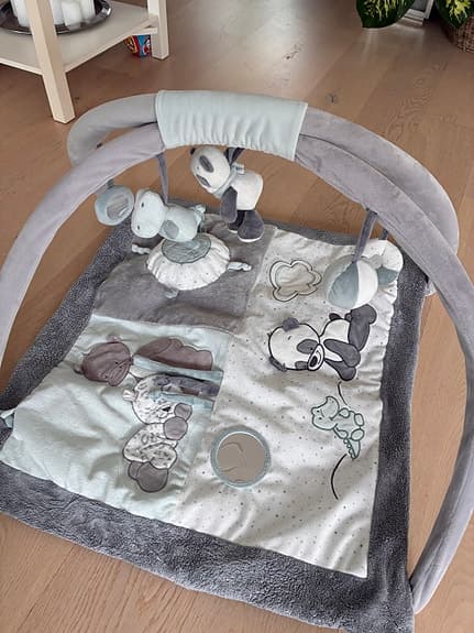 Babygym lekmatta grå/vit med bågar och leksaker