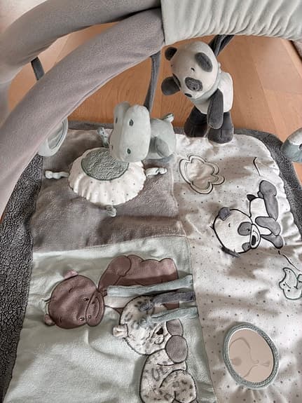 Babygym lekmatta grå/vit med bågar och leksaker