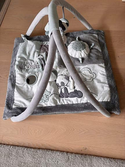 Babygym lekmatta grå/vit med bågar och leksaker