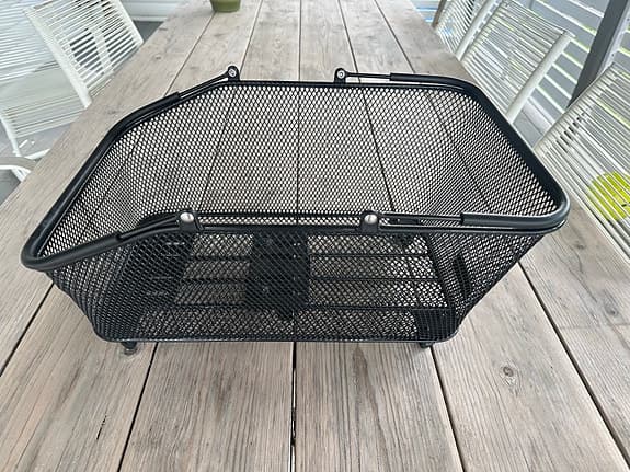 Svart cykelkorg i metall för pakethållare