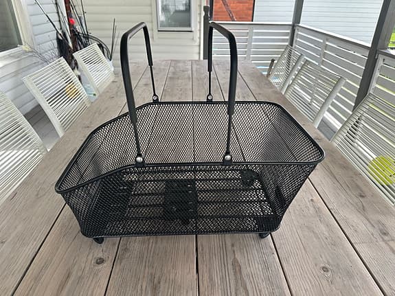 Svart cykelkorg i metall för pakethållare