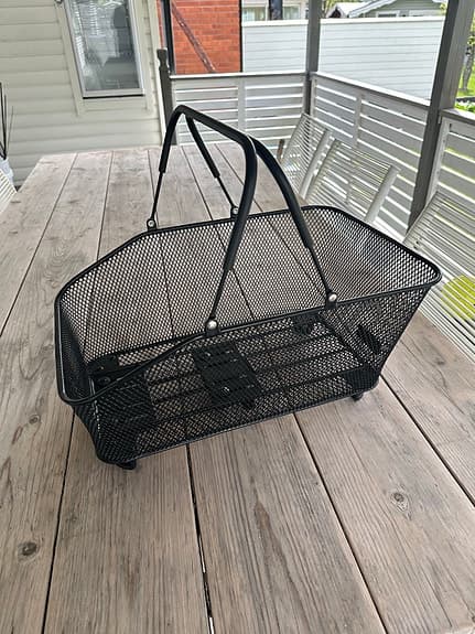 Svart cykelkorg i metall för pakethållare
