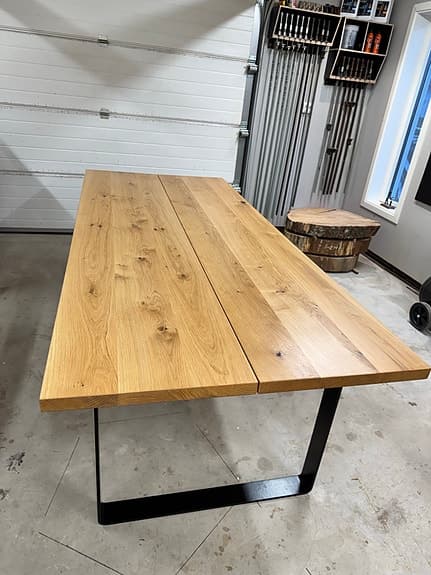 Massivt ekbord med handgjorda stålben