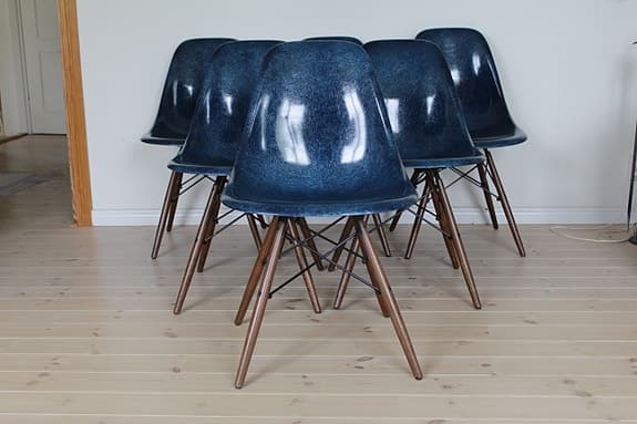 Charles & Ray Eames DSW fiberglasstolar blå med träben designad av Herman Miller