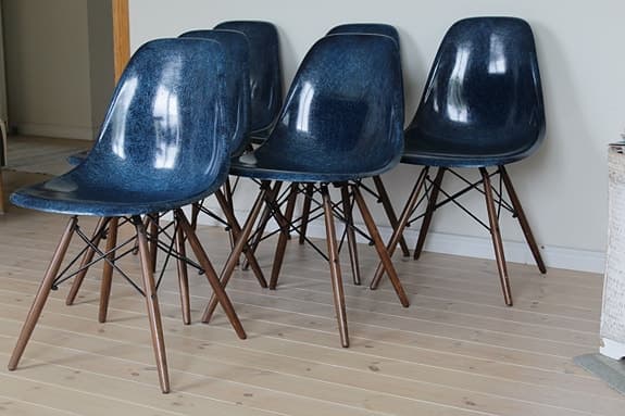 Charles & Ray Eames DSW fiberglasstolar blå med träben designad av Herman Miller