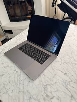 MacBook Pro 15” 2018 – i7, Space gray
