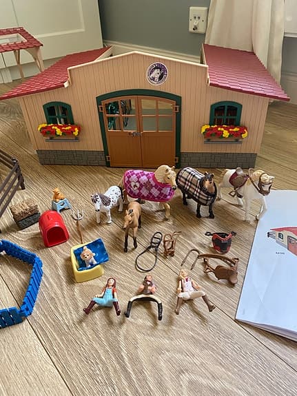 Schleich häststall med hästar och figurer