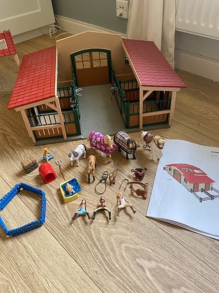 Schleich häststall med hästar och figurer