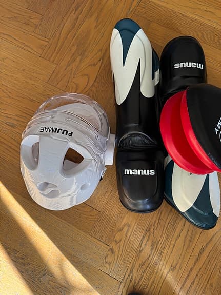 Kampsportsutrustning: Hjälm, benskydd, och sparkkudde