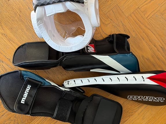 Kampsportsutrustning: Hjälm, benskydd, och sparkkudde