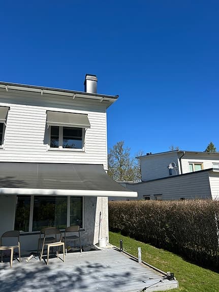 Motorstyrd terrassmarkis med fjärrkontroll