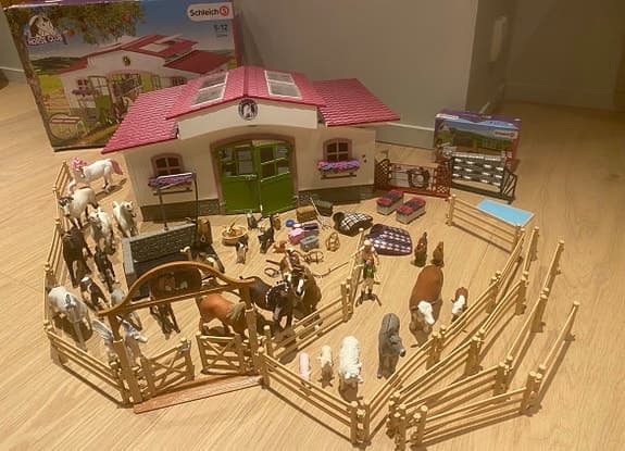 Schleich hästgård med stall, hästar och tillbehör