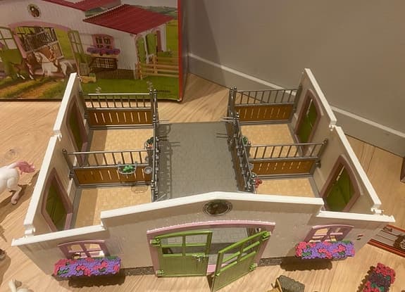 Schleich hästgård med stall, hästar och tillbehör