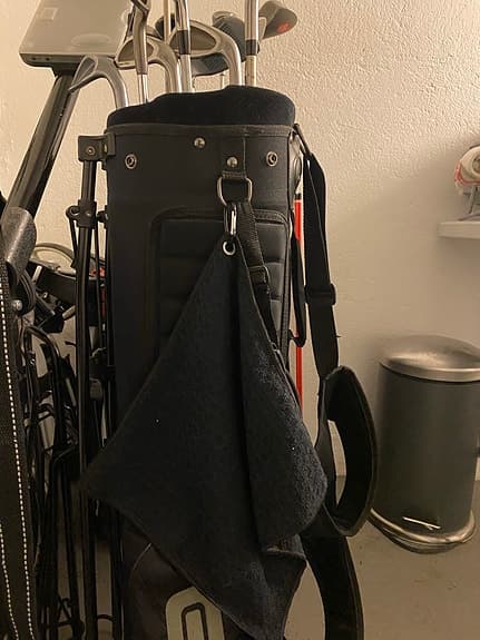 Golfbollar, peggar och golfhandduk