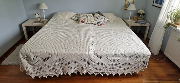 Sängar 90 cm + 105 cm säljes – fungerar bra som dubbelsäng